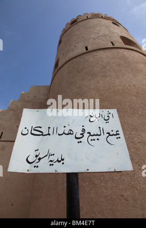 Segno esterno ristrutturato torre e al di fuori del muro fortificato di Fort Al-Suwaiq in Al Suwaiq, Sultanato di Oman.Foto di Willy Matheisl Foto Stock