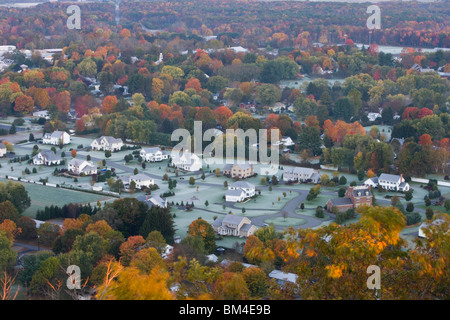 Una suddivisione in Sud Deerfield, Massachusetts come visto da sud Sugarloaf Mountain Foto Stock