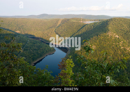 Il fiume di Deerfield in Rowe, Massachusetts. Bear Swamp serbatoio superiore ed il serbatoio inferiore. Foto Stock