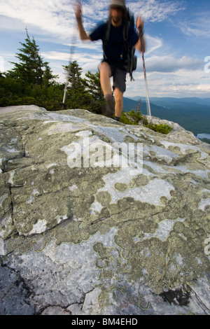 Un escursionista sulla vetta del Monte Cube in Orford, New Hampshire. Appalachian Trail. Foto Stock