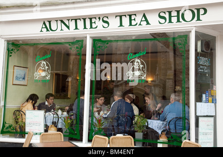 Persone bere il tè della zia Tea Shop, Kings Parade, Cambridge Regno Unito Foto Stock