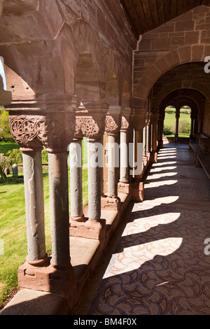 Regno Unito, Herefordshire, Hoarwithy, St Catherines, chiesa, italianamente chiostro di stile Foto Stock