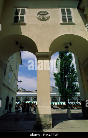 Lubiana, Slovenia, 15 Giugno 2009 -- Twin-torreggiava la chiesa di San Nicola sul Pogacarjev trg Foto Stock