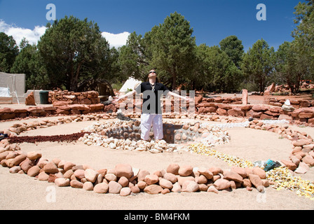 Ruota di Medicina sciamanica circle healing earth vortice di energia sito sacro con Brian psichica Sedona in Arizona USA Foto Stock