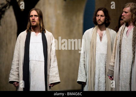 Gesù (Federico Mayet, sinistra) parla ai suoi discepoli durante l'Ultima Cena di scena la Rappresentazione della Passione a Oberammergau con 2010. Foto Stock