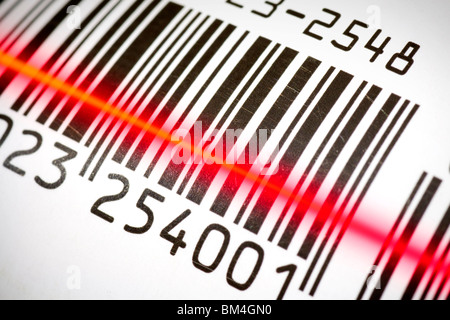 Package Tracking essendo di codici a barre letto da uno scanner. Foto Stock