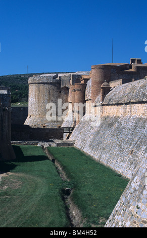 Moat, bastioni meridionali, pareti e ingresso Forte Spagnolo o fortezza di Salses (c15TH), vicino a Perpignan, a sud ovest della Francia Foto Stock