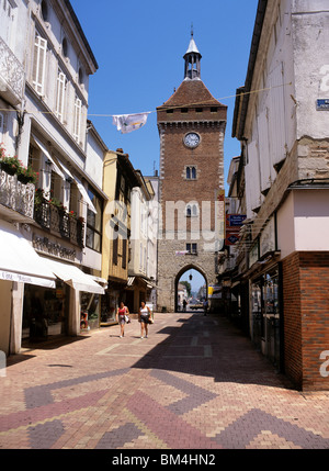 Pittoresche scene di strada nella città di Villeneuve-sur-lotto sul fiume Lot Foto Stock