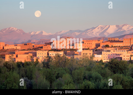 La luna piena imposta sui monti dell'Atlante dietro boulmane du Dades del Dades Valle del Marocco Foto Stock