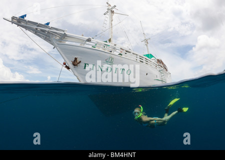 Snorkeler e crociere Raja Ampat, Papua occidentale, in Indonesia Foto Stock