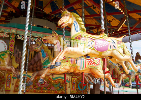 Gallopers su un tradizionale fiera rotonda. Foto Stock