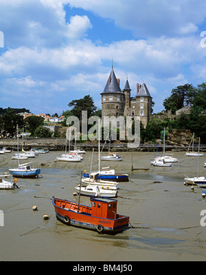 Porto di pesca di Pornic in Loire-Atlantique costa, dominato da un castello del XIII secolo Foto Stock