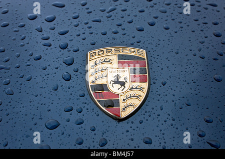 Porsche monogramma sul cofano del 911 Foto Stock