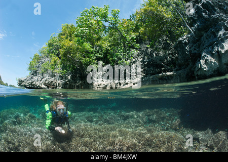 Lo snorkeling a shallow Coral Reef, Raja Ampat, Papua occidentale, in Indonesia Foto Stock