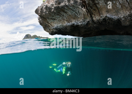 Scuba Diver in poco profonda, Raja Ampat, Papua occidentale, in Indonesia Foto Stock