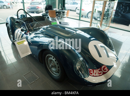 Famosa auto sportiva Lister Jaguar d'epoca classica esposta presso la concessionaria Jaguar, Marshalls Cambridge UK Foto Stock