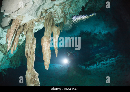 Scuba Diver al Dos Ojos Cenote, Playa del Carmen, la penisola dello Yucatan, Messico Foto Stock