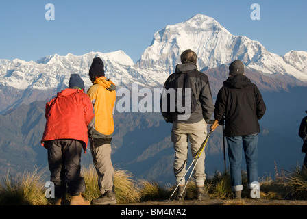I turisti a guardare la mattina presto il sole sul Dhaulagiri mountain range a Poon Hill, Ghorepane, Circuito di Annapurna, Nepal Foto Stock