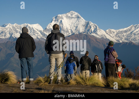 I turisti a guardare la mattina presto il sole sul Dhaulagiri mountain range a Poon Hill, Ghorepane, Circuito di Annapurna, Nepal Foto Stock