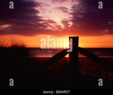 Tramonto su Westward ho! spiaggia sulla costa nord del Devon, Inghilterra. Foto Stock