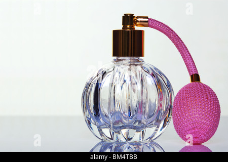 Vetro cristallo profumo atomizzatore con pompa di rosa e oro coperchio, copia spazio sulla sinistra del telaio. Foto Stock