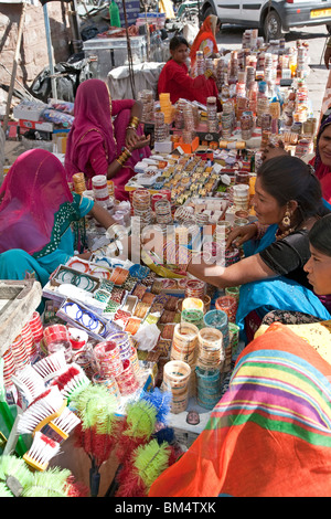 Le donne indiane acquisto schiave. Sardar mercato. Jodhpur. Il Rajasthan. India Foto Stock