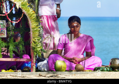 Donna orante durante il festival indù di thaipusam cavadee Foto Stock