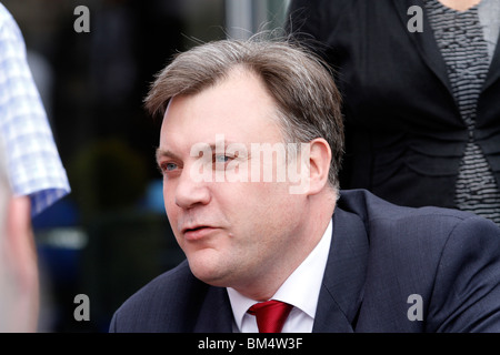 Ed Balls annuncia i suoi piani di supporto per la leadership laburista. Per gli attivisti del partito hanno St Georges Centro Netherfield Nottingham Foto Stock