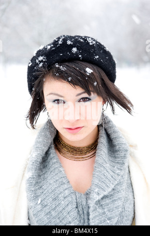Ritratto di giovane e bella donna nella neve, London, England, Regno Unito Foto Stock