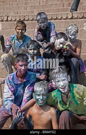 Bambini celebrare Holi festival. Varanasi. India Foto Stock