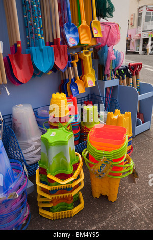 Regno Unito, Inghilterra, Devon, Woolacombe, economia turistica, benne e picche per la vendita in spiaggia shop dei materiali di consumo Foto Stock