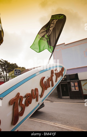 Regno Unito, Inghilterra, Devon, Woolacombe, economia turistica, banner sorvolano Bay Surf Shop segno delle tavole da surf Foto Stock
