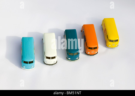 Bambini giocattoli da collezione modello di cinque Volkswagen split screen fire van su sfondo bianco Foto Stock