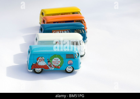 Bambini giocattoli da collezione modello di cinque Volkswagen split screen furgoni su sfondo bianco Foto Stock