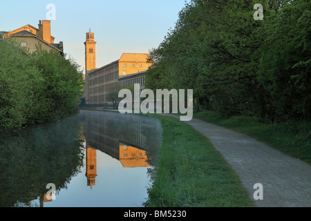 Una vista di Salts Mill e il Leeds Liverpool Canal a Saltaire, un sito patrimonio mondiale dell'UNESCO in Bradford West Yorkshire Foto Stock