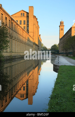 Una vista di Salts Mill e il Leeds Liverpool Canal a Saltaire, un sito patrimonio mondiale dell'UNESCO in Bradford West Yorkshire Foto Stock