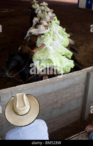 Un uomo orologi il generale Avila Camacho Escaramuza team competere in una donna rodeo in Città del Messico Foto Stock