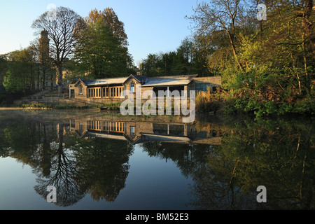 Il Boathouse Inn sul fiume Aire, Saltaire, era la darsena privata di Sir Tito sale Foto Stock