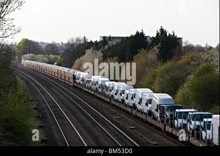 I nuovi automobili e camion vengono trasportati per ferrovia Foto Stock