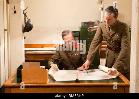 Modello di ufficiali dell'esercito di pianificazione strategia militare in The Churchill War Rooms Museum, London, England, Regno Unito Foto Stock