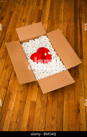Il giorno di san valentino dono della caramella di Cioccolato cuori in una scheda ampio box Foto Stock