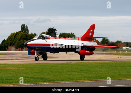 Skyblue Aviation ex-ETPS rosso, bianco e blu Hawker Hunter FGA.9 XE601/G-ETPS tassando agli RNAS Yeovilton Foto Stock