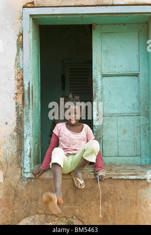Ragazza di andare fuori della sua casa coloniale di isola di Gorea, Dakar, Senegal, Africa. Foto Stock