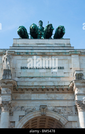 Le statue sulla sommità del Siegestor (Vittoria Arch), Monaco di Baviera Foto Stock