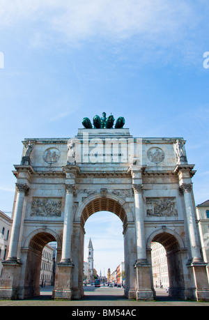 Vista attraverso il Siegestor (Vittoria Arch), Monaco di Baviera Foto Stock