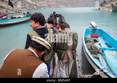Barche presso l area di frana a Attabad che blocchi la Karakoram Highway, Hunza, Pakistan Foto Stock