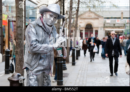 Verniciato argento statua umana di un cowboy in Covent Garden di Londra, Inghilterra, Regno Unito Foto Stock