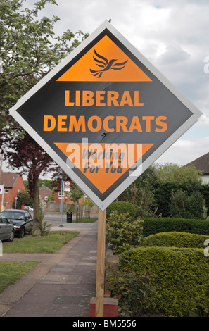 Segno di supporto del gruppo del Partito europeo dei liberali democratici parte durante il 2010 campagna elettorale al di fuori di una casa a Hounslow, Regno Unito. Maggio 2010 Foto Stock