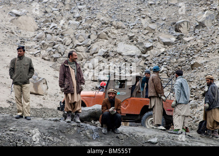 Lavoratori presso l area di frana a Attabad che blocchi la Karakoram Highway, Hunza, Pakistan Foto Stock