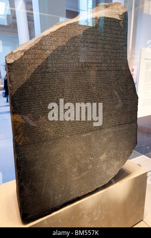 Rosetta Stone presso il British Museum di Londra, Inghilterra, Regno Unito Foto Stock